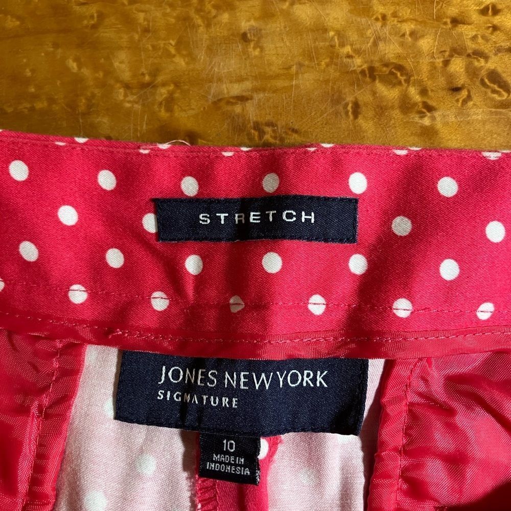 Jones New York Signature shorts, knee length, excellent condition, size 10 - Picture 2 of 2